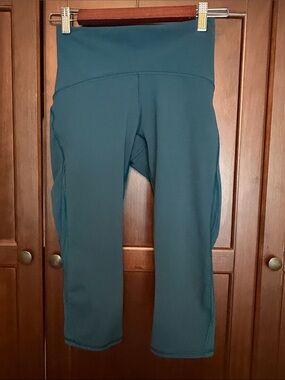 Lululemon Crop Leggings in Teal Green Size 4